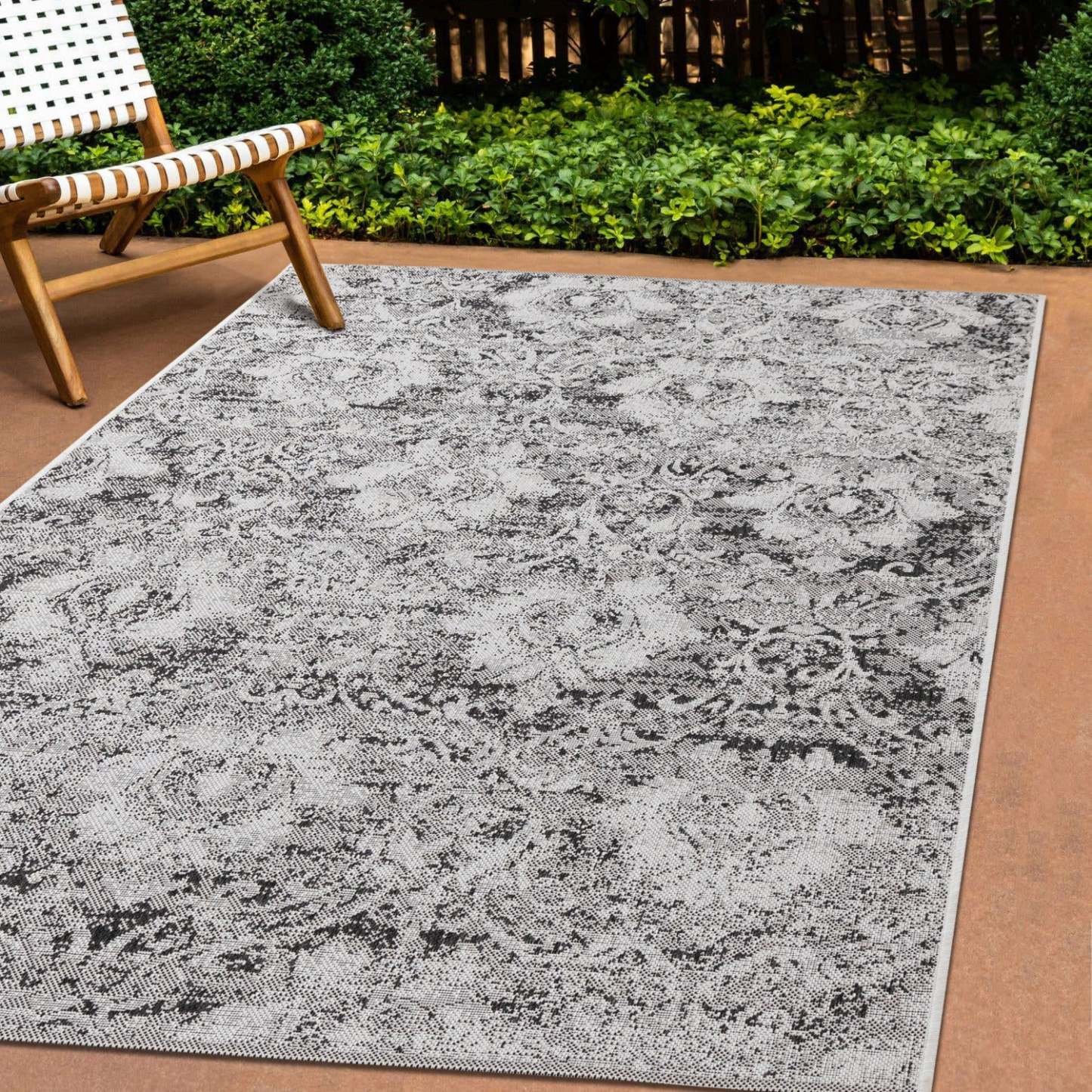 Jackson Distressed Damask Indoor/Outdoor Area Rug - 7'10 x 10'6|Carpette Jackson à motif damassé vieilli pour l'intérieur et l'extérieur - 7 pi 10 po x 10 pi 6 po