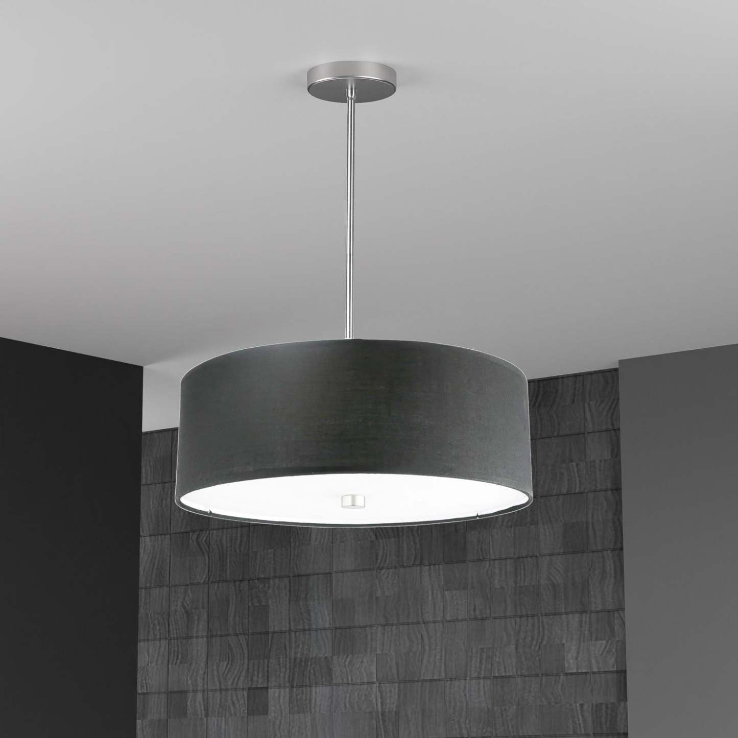 Dainolite Everly 4 Light Pendant Polish Chrome Finish Black Shade Lamp|Luminaire suspendu Everly de Dainolite avec abat-jour noir, fini chromé poli et 4 ampoules