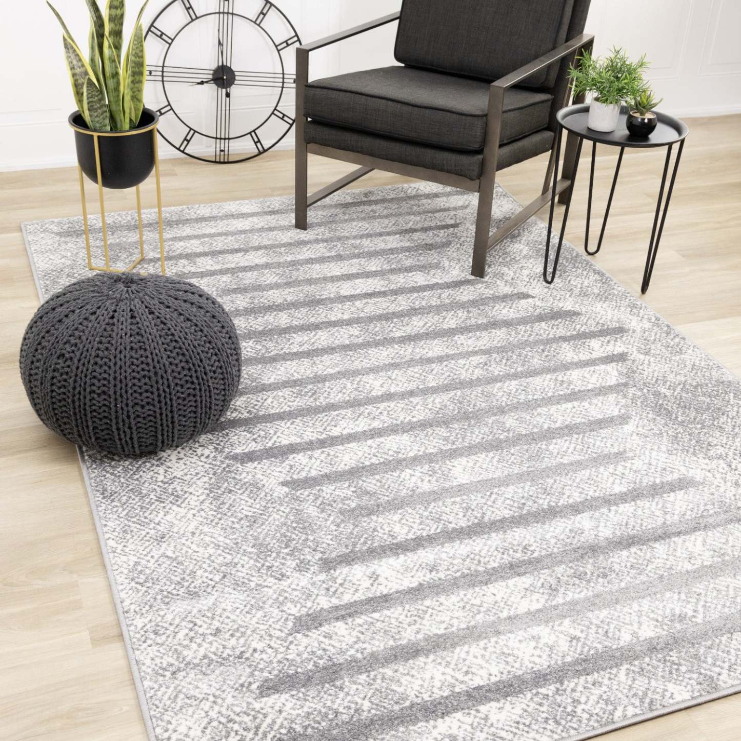 Covington Distressed Geometric Lines Indoor Area Rug - 5'3 x 7'7|Tapis d'intérieur Covington à motifs de lignes géométriques vieillies - 5 pi 3 po x 7 pi 7 po