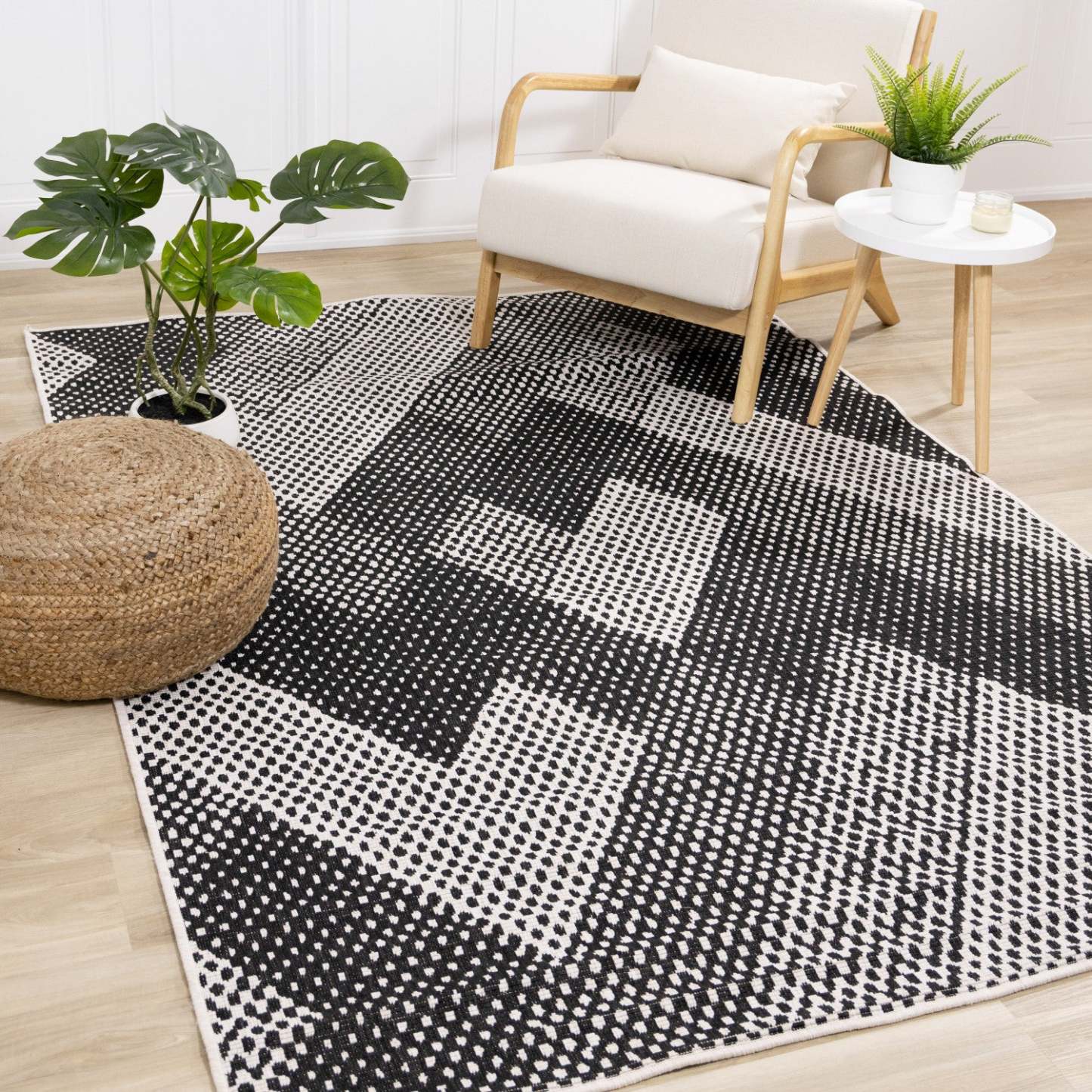 Brooke Two-Sided Chevron Outdoor Area Rug - 7'10 x 11'2|Carpette Brooke à motif de chevron recto verso pour l'extérieur - 7 pi 10 po x 11 pi 2 po