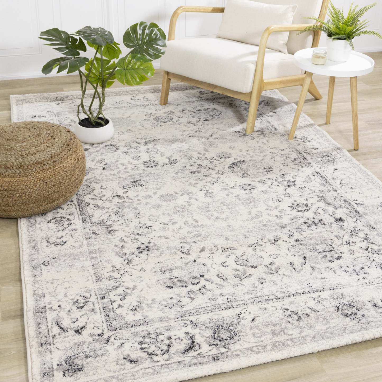 Tapis Sutton Distressed Floral Traditional Area Rug - 7'10 x 10'10|Carpette Sutton à motif floral traditionnel vieilli - 7 pi 10 po x 10 pi 10 po