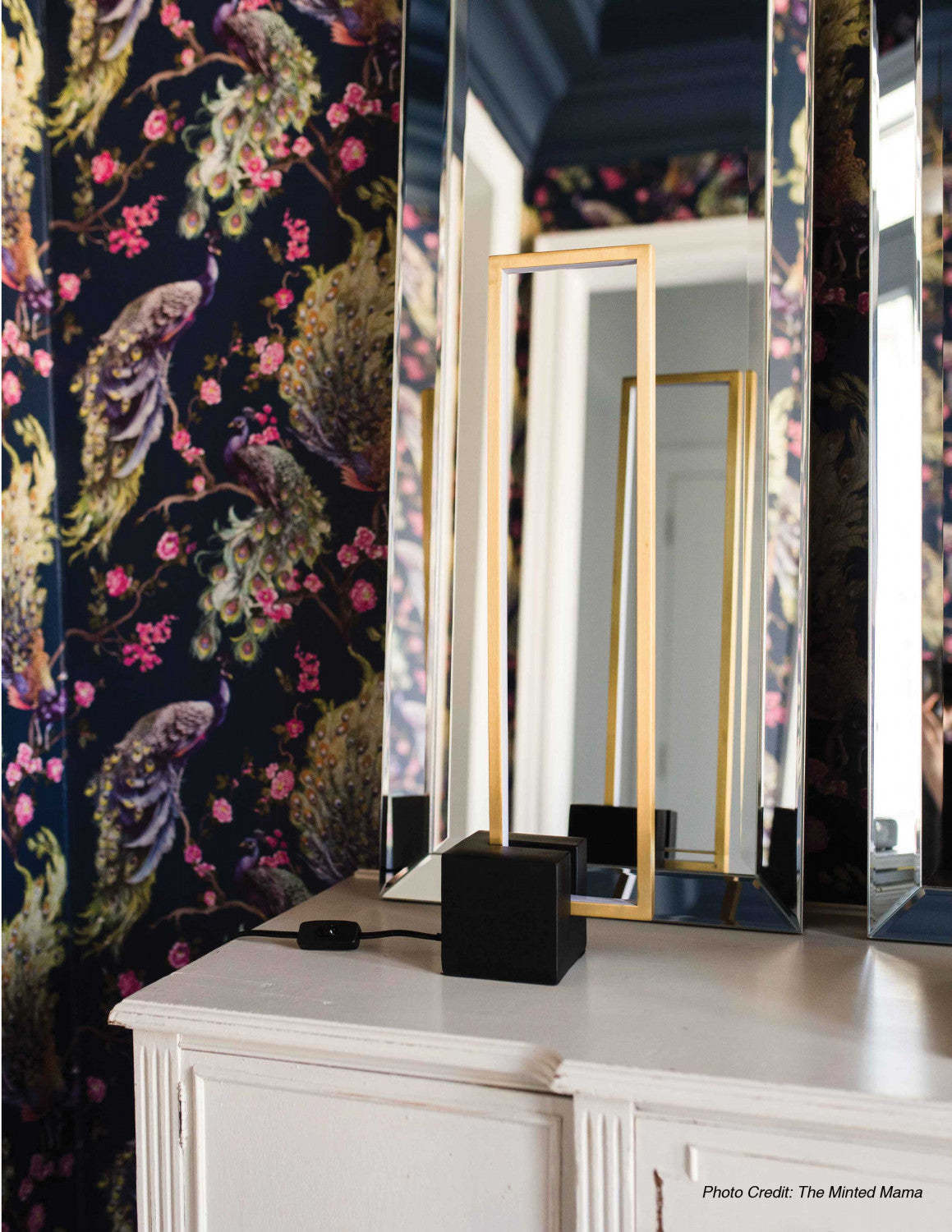 Lampe de table Florence de Dainolite avec socle en béton noir mat, finition laiton vieilli et ampoule à DEL de 22 W