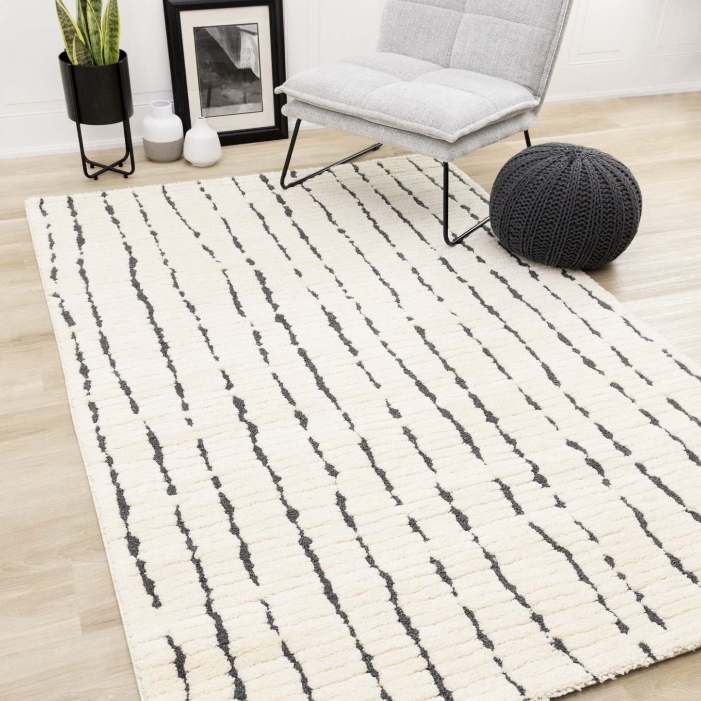 Teagan Plush Pile Cream Black Vertical Lines Area Rug - 6'7 x 9'6|Carpette à poil moelleux Teagan crème et noire à motif de rayures verticales - 6 pi 7 po x 9 pi 6 po