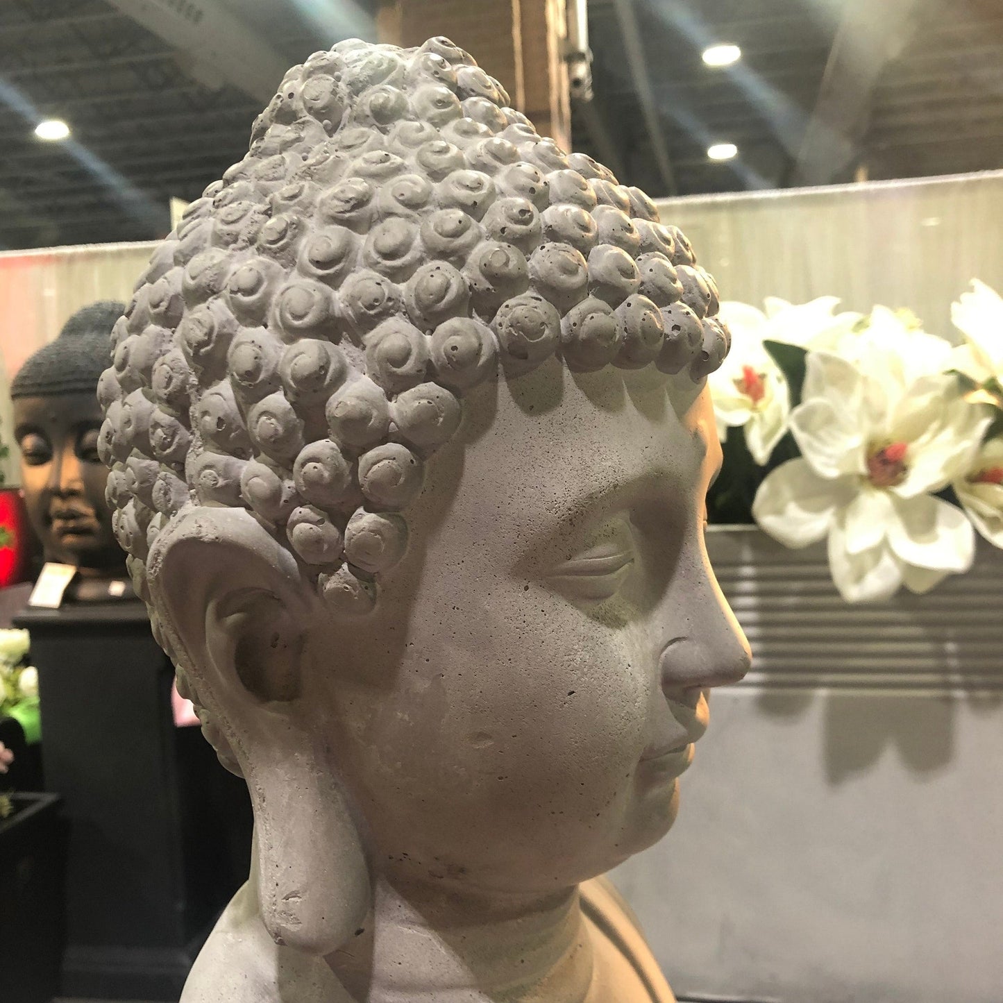 Statue de Bouddha méditant en béton léger de 65 cm (25,6 po)