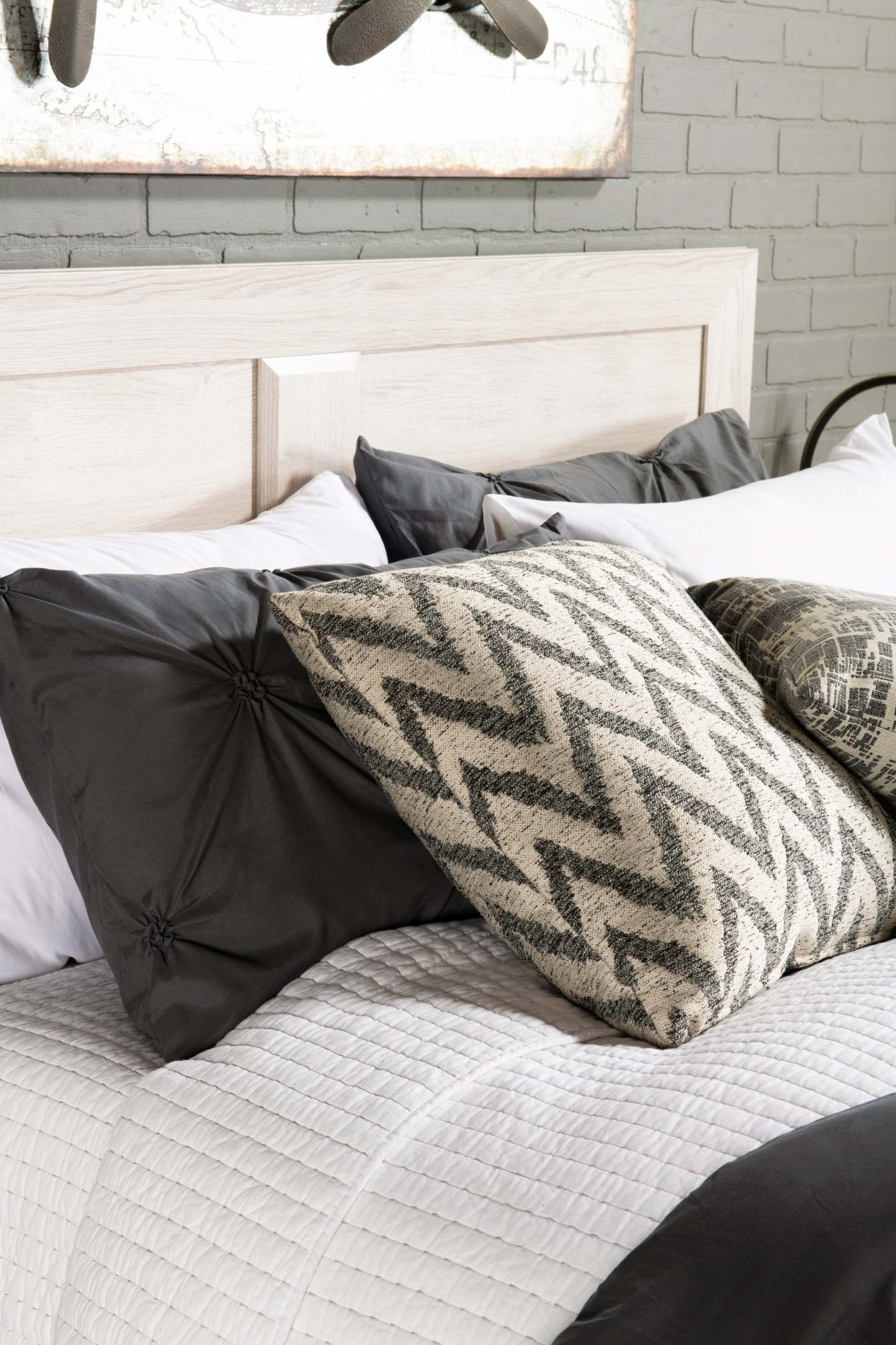 Lit à panneaux Yorkdale avec tête de lit et cadre, fabriqué au Canada, blanc - Grand lit | Lit à panneau Yorkdale fabriqué au Canada avec tête de lit et cadre de lit, blanc - format grand lit