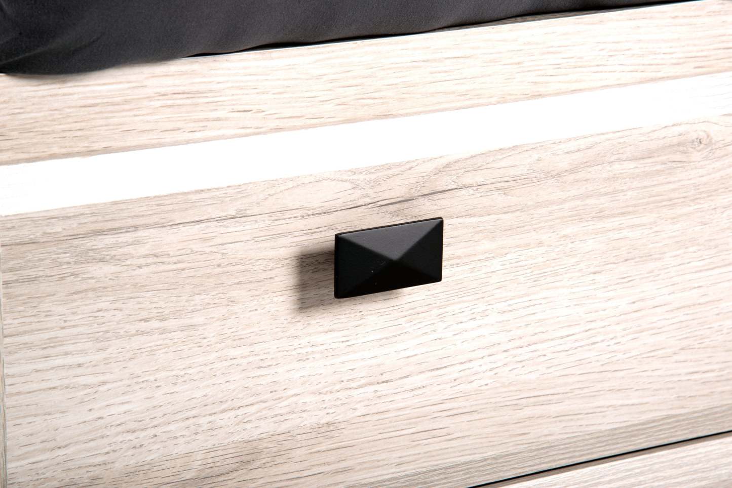 Table de chevet à 2 tiroirs Yorkdale, 23,5 L x 24,7 H, fabriquée au Canada - Blanc | Table de nuit Yorkdale de 23,5 po (L) x 24,7 po (H) à 2 tiroirs, fabriquée au Canada - blanche