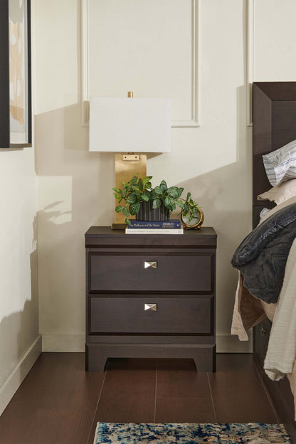 Table de chevet à 2 tiroirs Yorkdale, 23,5 L x 24,7 H, fabriquée au Canada - Marron | Table de nuit Yorkdale de 23,5 po (L) x 24,7 po (H) à 2 tiroirs, fabriquée au Canada - brune