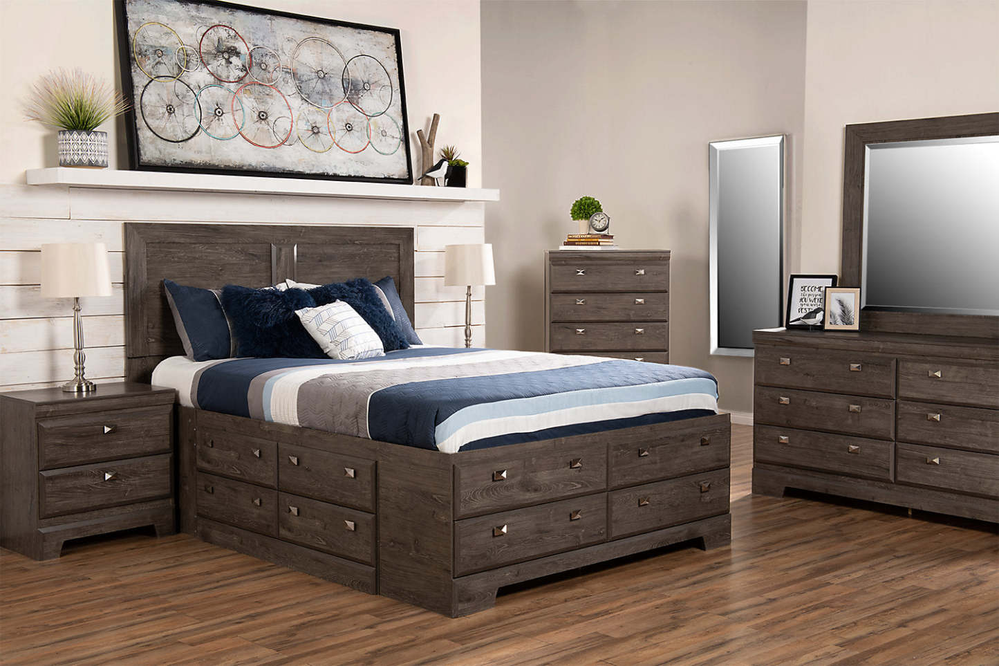 Yorkdale Bedroom Chest of Drawers, 5-Drawer, 31.1W x 47.4H, Made in Canada - Grey | Commode verticale Yorkdale de 31,1 po (L) x 47,4 po (H) à 5 tiroirs pour la chambre à coucher, fabriquée au Canada - grise