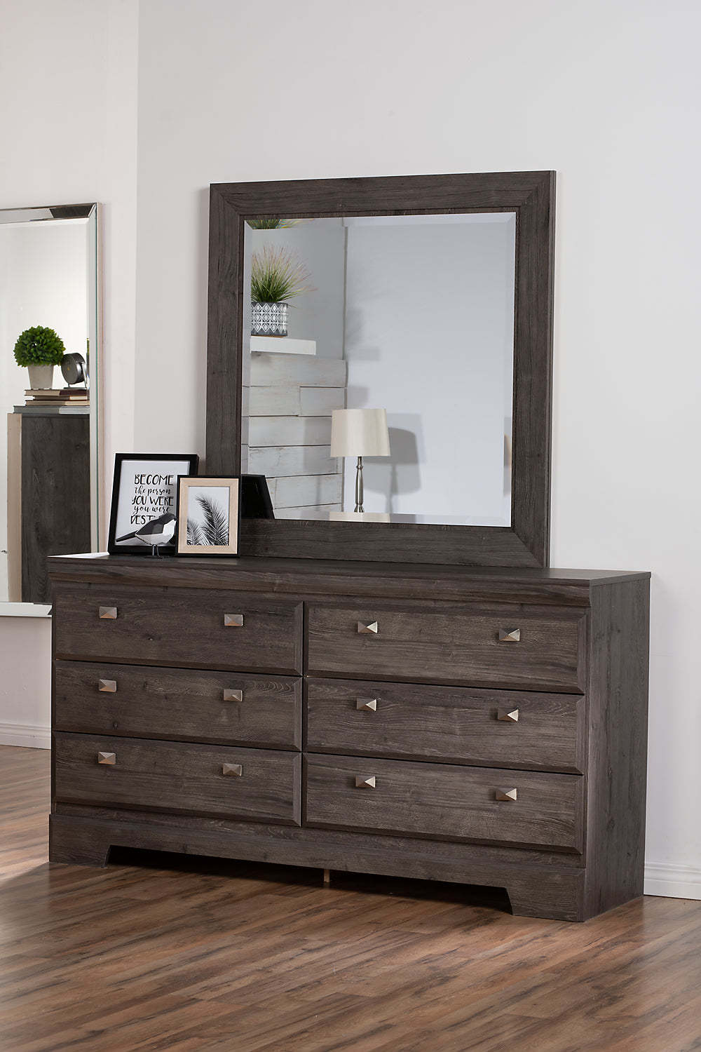 Commode de chambre à coucher à 6 tiroirs Yorkdale, 61,4 L x 32,3 H, fabriquée au Canada - Gris | Commode Yorkdale de 61,4 po (L) x 32,3 po (H) à 6 tiroirs pour la chambre à coucher, fabriquée au Canada - grise