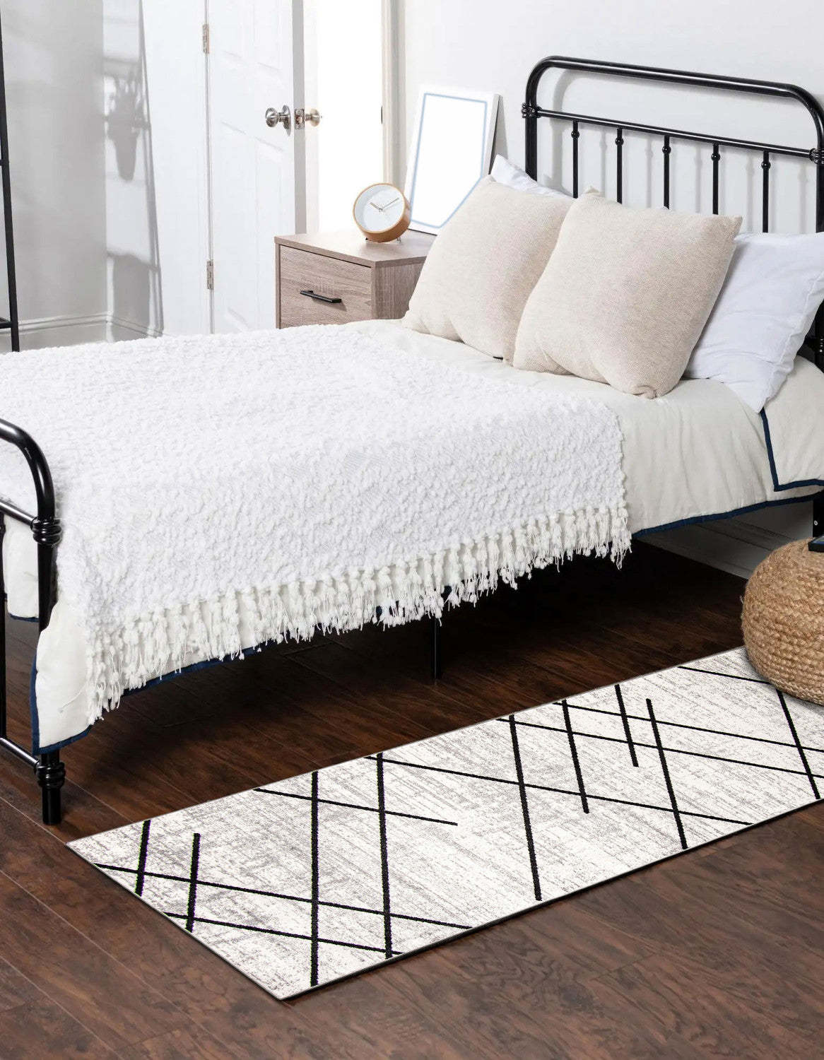 Tapis Damali ivoire/noir lavable en machine - 2'6 x 8'0|Carpette Damali ivoire et noire lavable à la machine - 2 pi 6 po x 8 pi 0 po|D86F17IZ