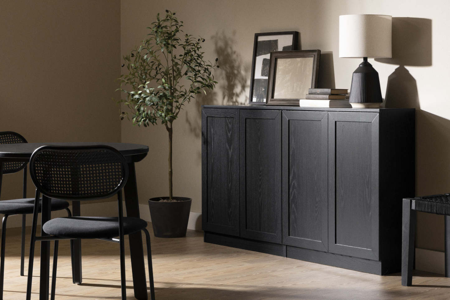 Armoire d'appoint à 2 portes avec tablettes Arum - Chêne noir | Armoire décorative Arum à 2 portes avec tablettes - chêne noir