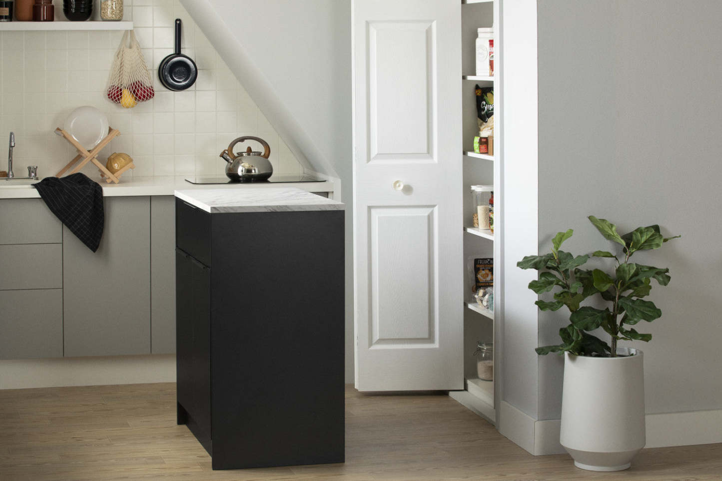 Olio Compact Kitchen Island with Storage - Matte Black &amp; Faux White Marble|Îlot de cuisine compact Olio avec rangement - noir mat et imitation de marbre blanc