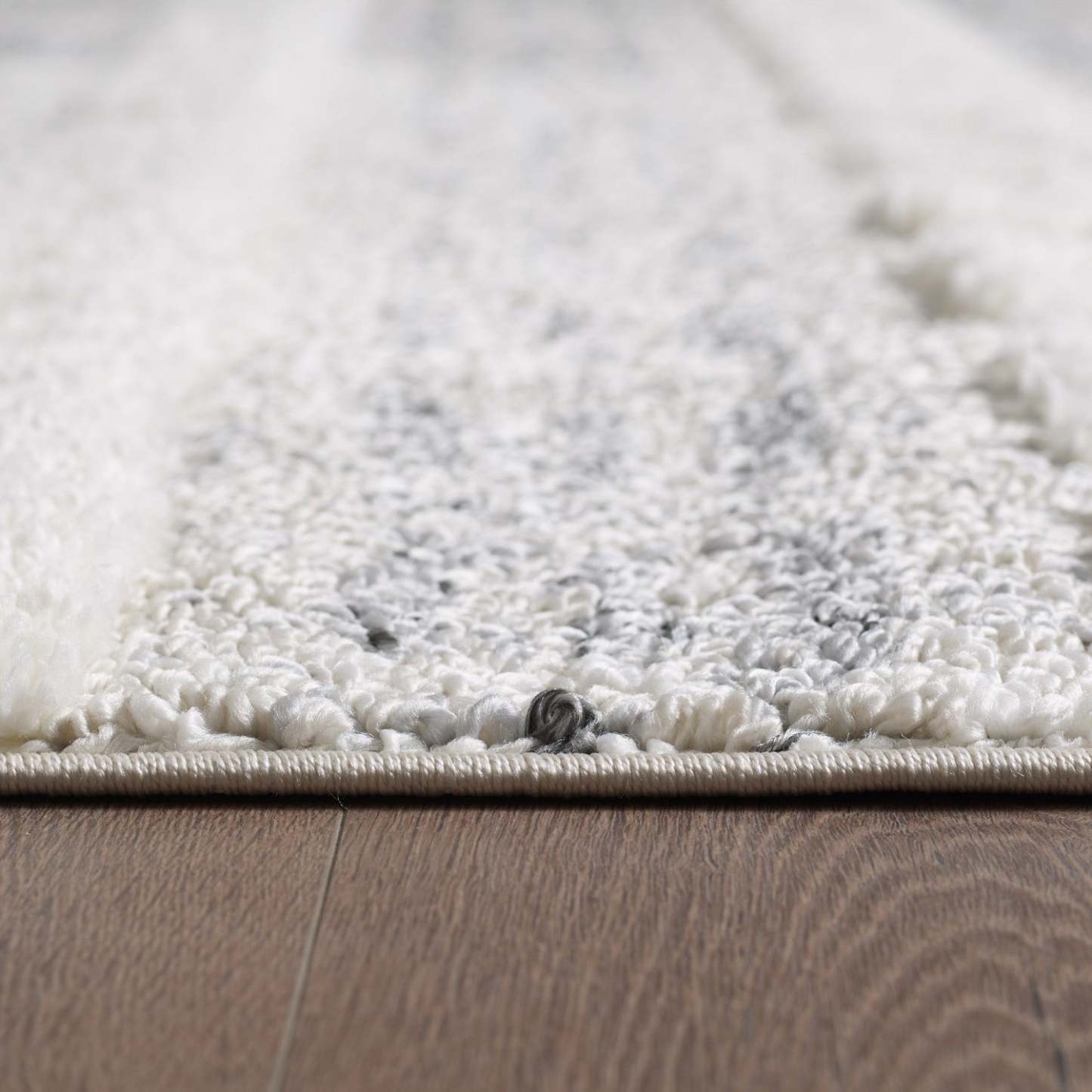 Lola Geo Marocain Cream Shag Area Rug - 6'7 x 9'6|Carpette à poil long Lola crème à motif marocain géométrique - 6 pi 7 po x 9 pi 6 po