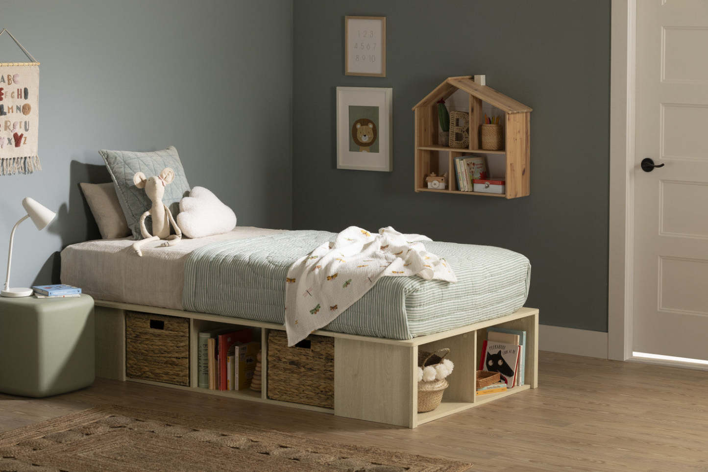 Avilla Storage Platform Bed With Wicker Baskets - Bleached Oak  |  Avilla Lit Avec Paniers De Rangement En Osier Inclus - Chene Blanchi
