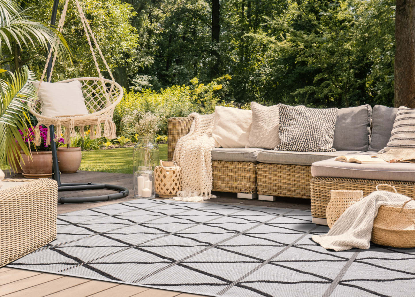 Jackson Diamond Indoor/Outdoor Area Rug - 5'3 x 7'7|Tapis Jackson à motif de diamants pour l'intérieur et l'extérieur - 5 pi 3 po x 7 pi 7 po