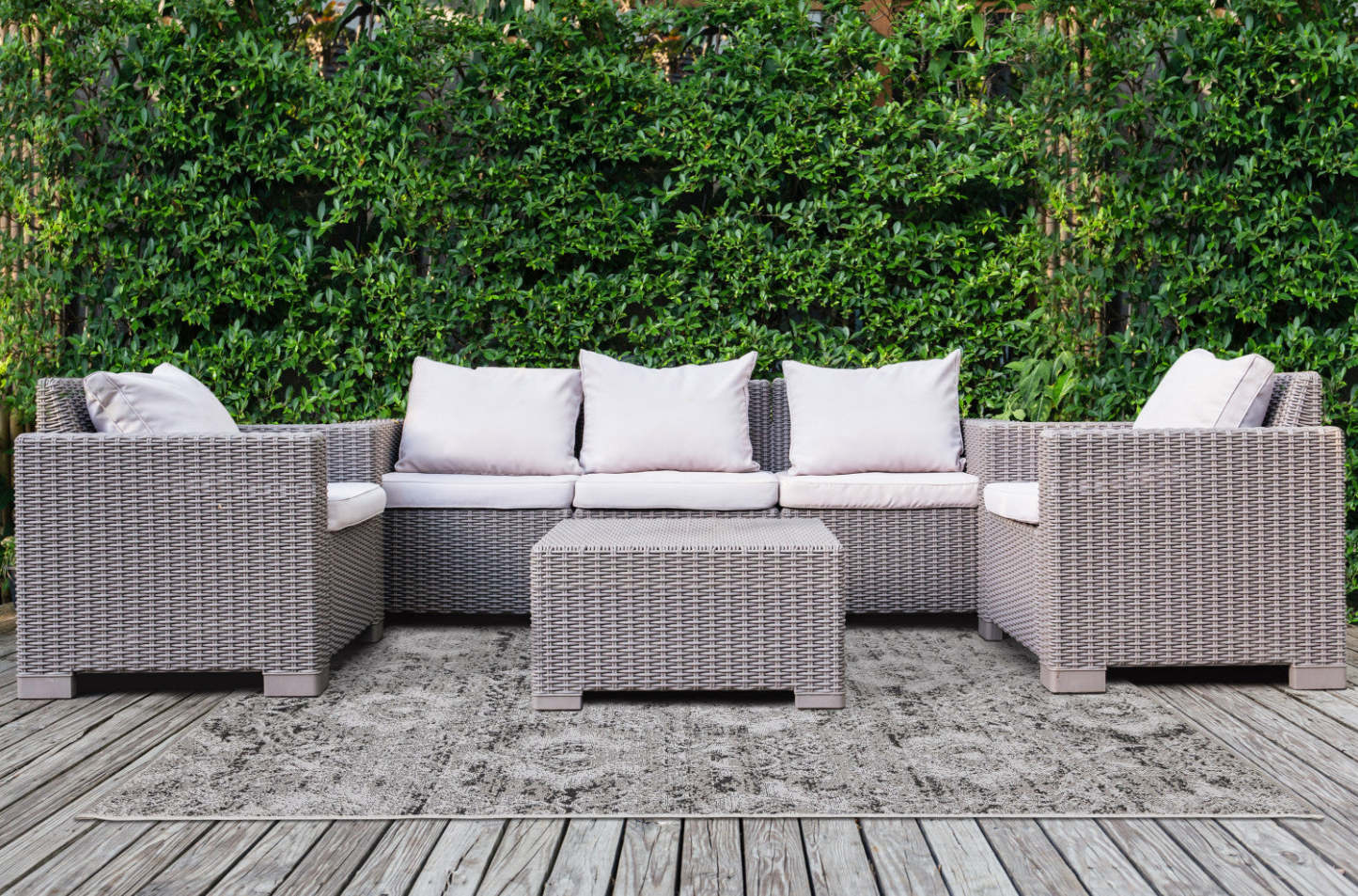 Jackson Distressed Damask Indoor/Outdoor Area Rug - 7'10 x 10'6|Carpette Jackson à motif damassé vieilli pour l'intérieur et l'extérieur - 7 pi 10 po x 10 pi 6 po