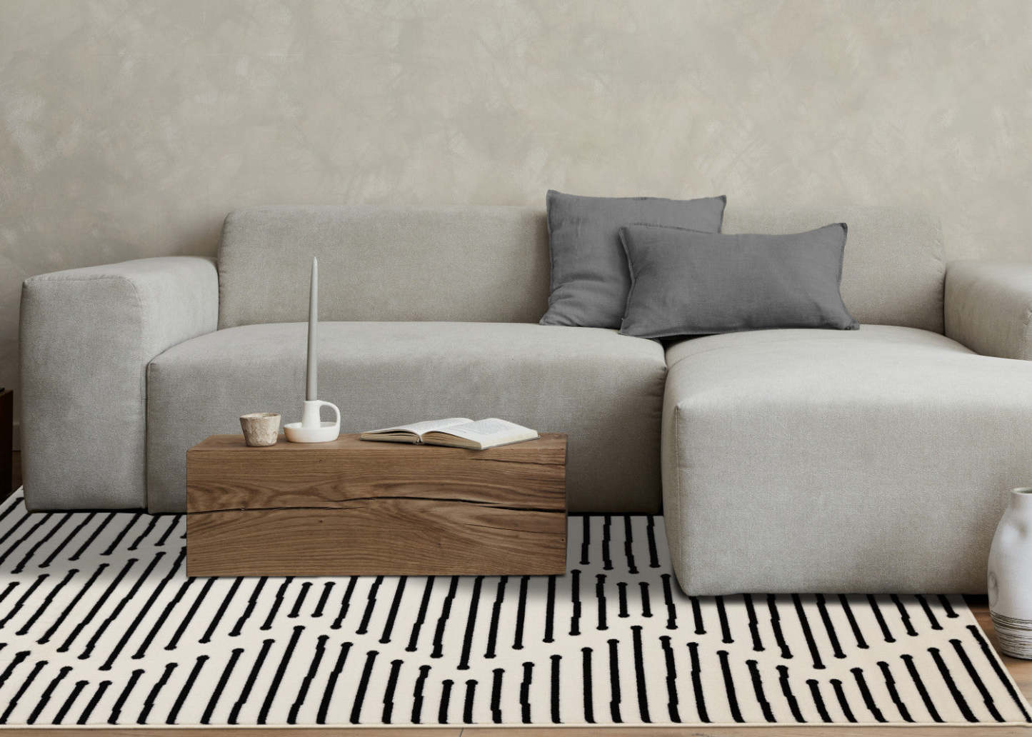 Forte Black White Stripes Area Rug - 2'7 x 4'11|Carpette Forte noire et blanche à motif de rayures - 2 pi 7 po x 4 pi 11 po