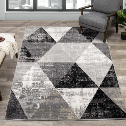 Covington Distressed Triangles Area Rug - 6'7 x 9'10|Carpette Covington à motifs de triangles vieillis - 6 pi 7 po x 9 pi 10 po