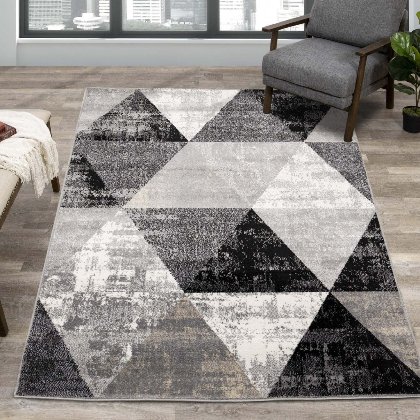 Covington Distressed Triangles Area Rug - 2'0 x 3'11|Tapis Covington à motifs de triangles vieillis - 2 pi x 3 pi 11 po