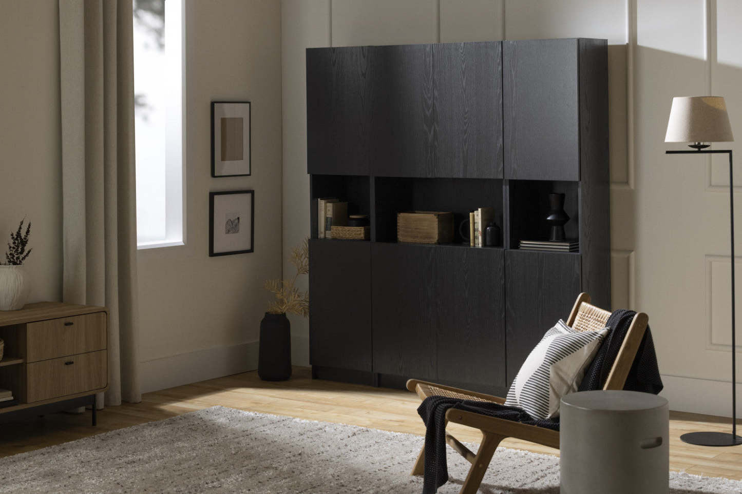 Liora 2-door Narrow Bookcase - Black Oak | Liora Bibliothèque Étroite 2 Portes - Chêne Noir
