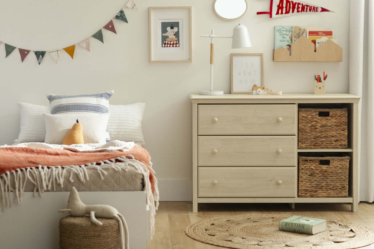 Cotton Candy 3-Drawer Dresser with Storage Baskets - Bleached Oak|Commode Cotton Candy à 3 tiroirs avec paniers de rangement – chêne blanchi