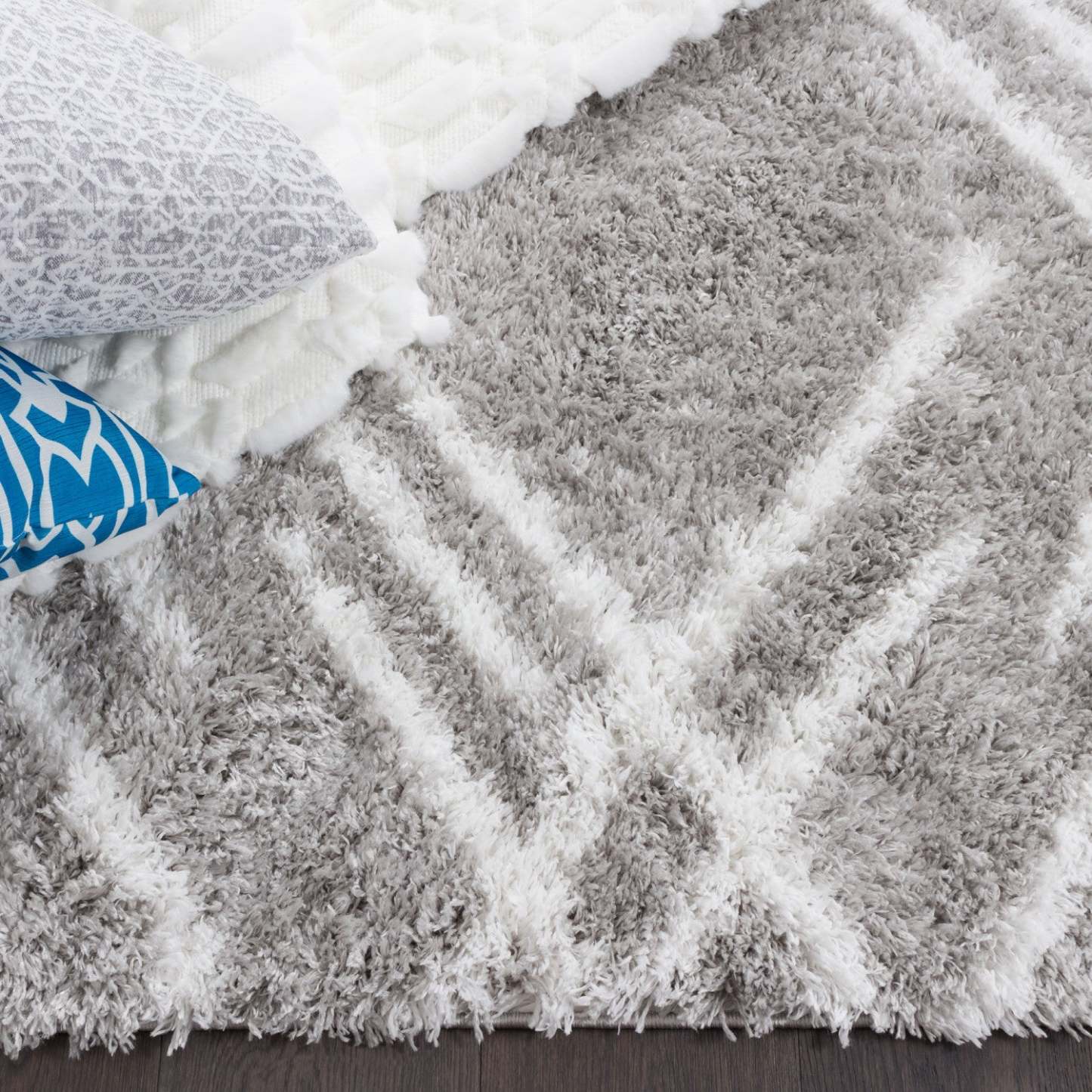 Ker Grey Lines 7x10 Area Rug|Carpette Ker grise à rayures 7 x 10|D80G8NLM