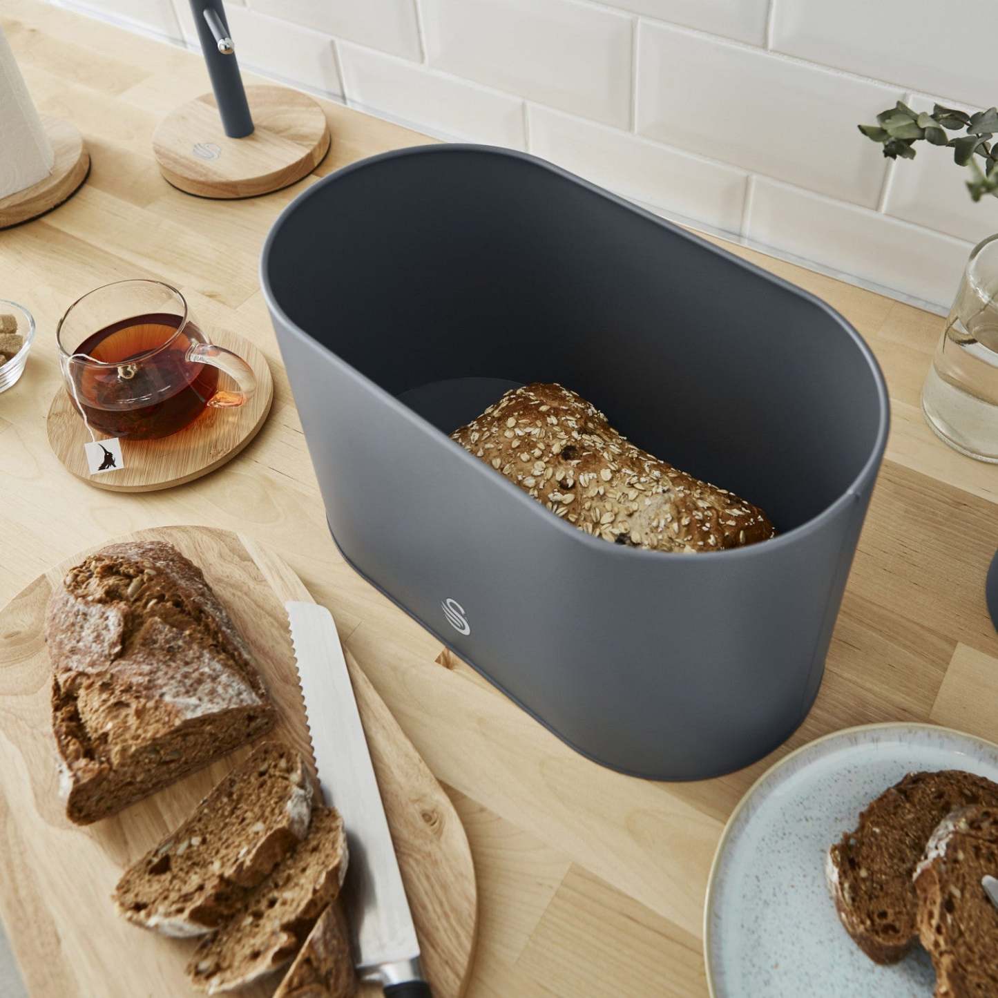 Salton Swan Nordic Bread Bin with Cutting Board - Grey|Boîte à pain Swan de style nordique avec planche à découper - grise