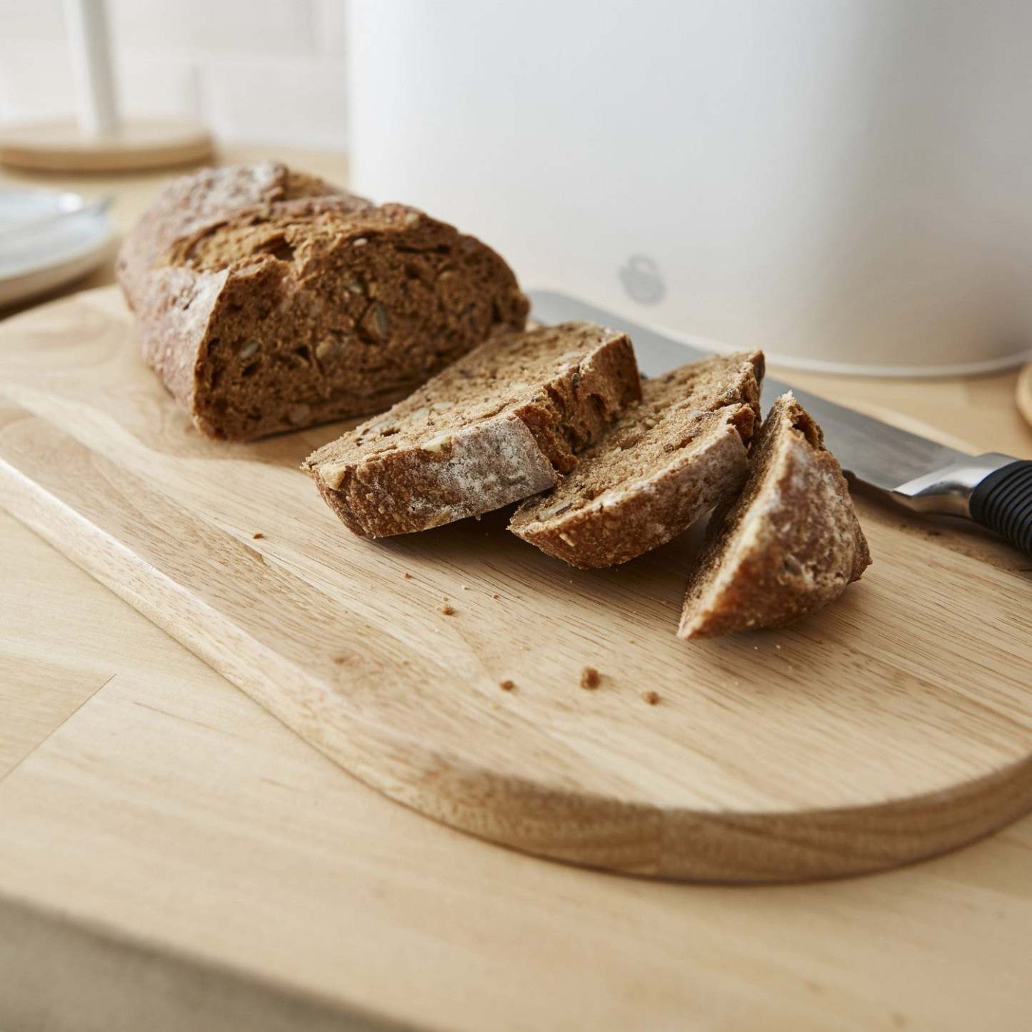 Salton Swan Nordic Bread Bin with Cutting Board - White|Boîte à pain Swan de style nordique avec planche à découper - blanche