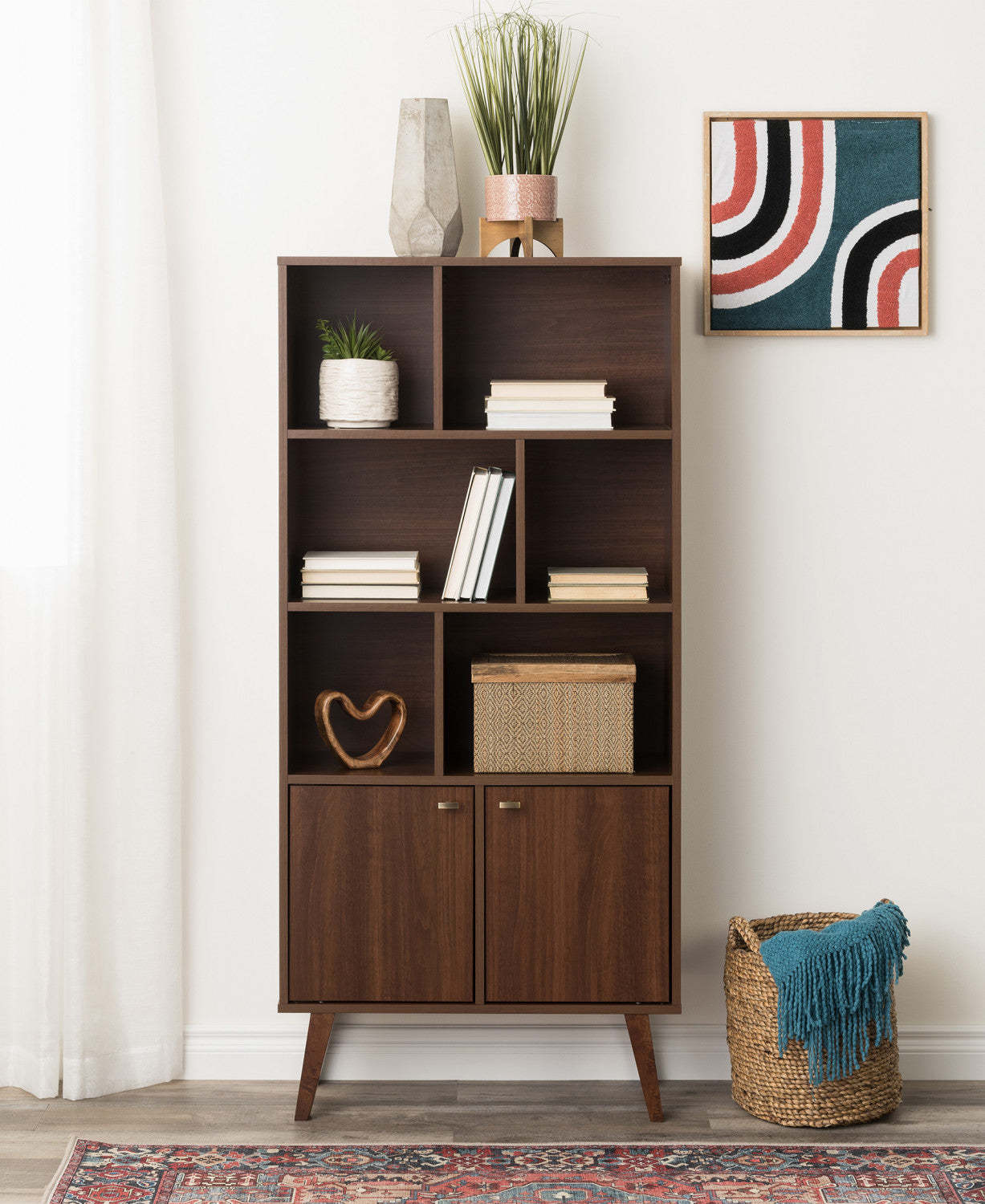 Bibliothèque moderne Milo Mid-Century avec 6 étagères, 2 portes et boutons au fini laiton brossé - Cerisier|Bibliothèque moderne du milieu du 20e siècle Milo avec 6 tablettes, 2 portes et poignées au fini laiton brossé - cerisier