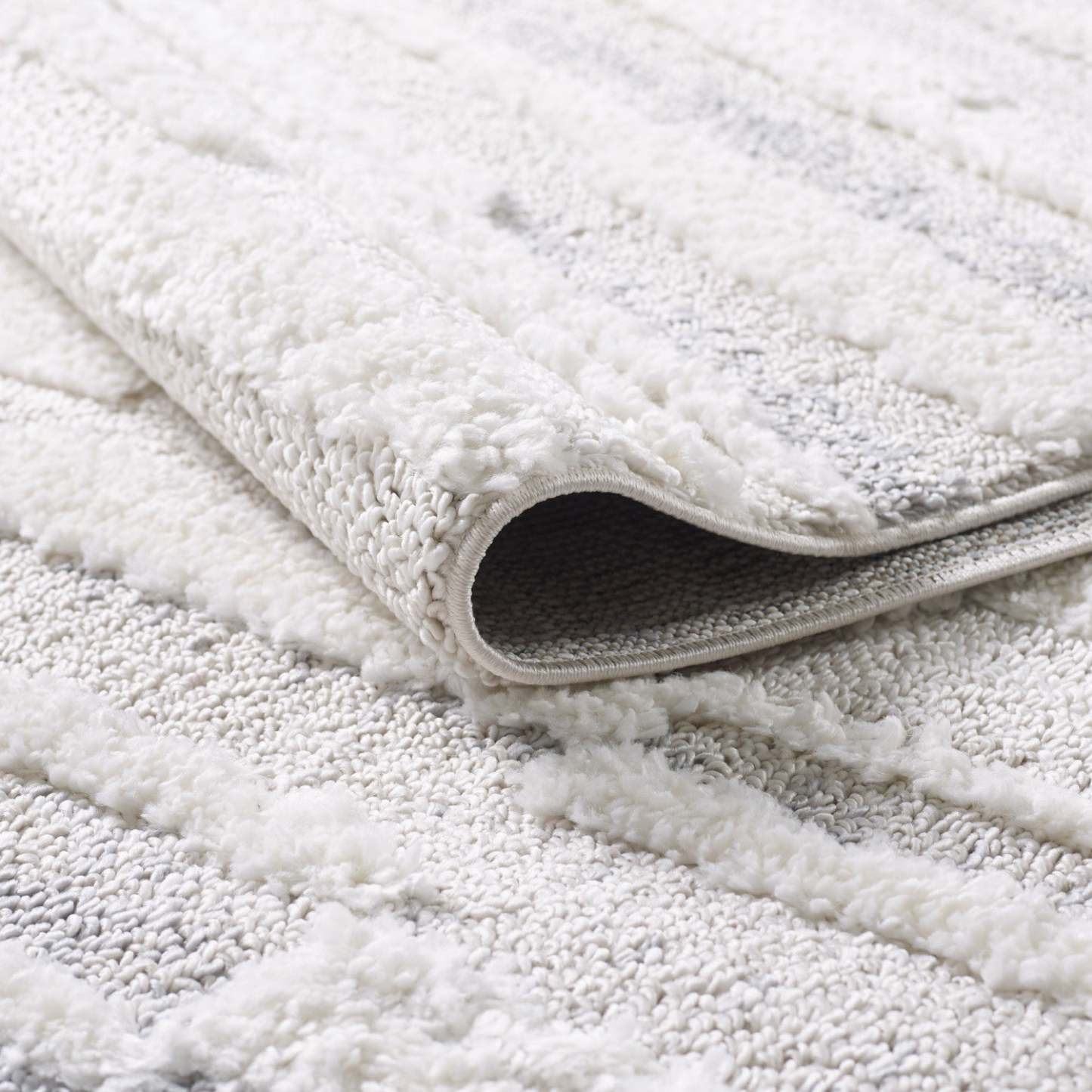 Lola Ajor Cream Shag Area Rug - 6'7 x 9'6|Carpette à poil long Lola Ajor crème - 6 pi 7 po x 9 pi 6 po