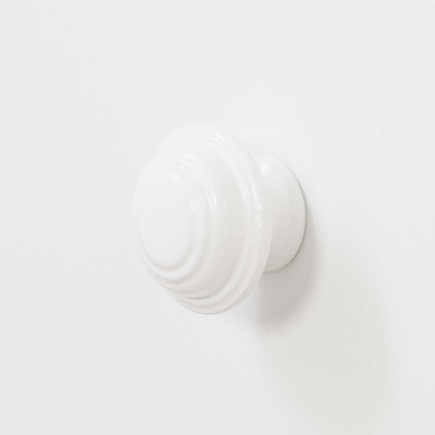 Table à langer Peek-a-boo avec tiroirs et rangement ouvert - Blanc pur | Peek-a-boo Table A Langer Avec Tiroirs Et Rangement Ouvert - Blanc Solide