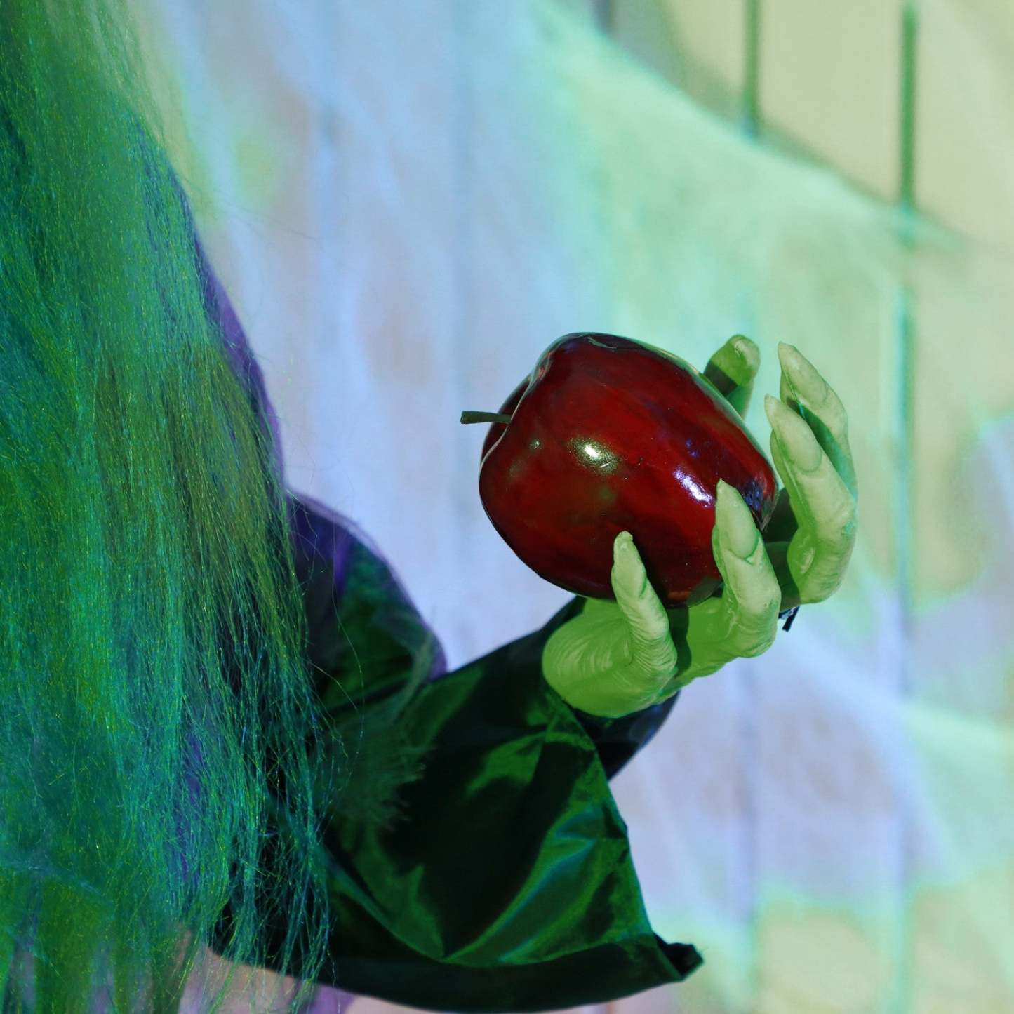 Homcom Halloween Vieille Sorcière Animatronique Avec Yeux Lumineux