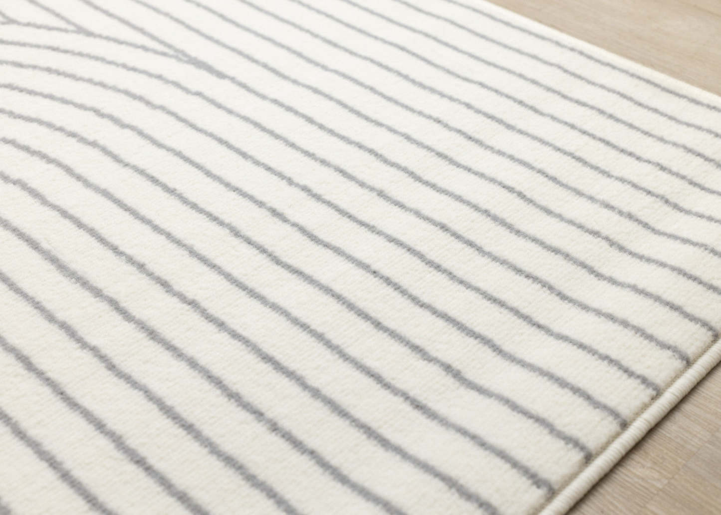 Forte White Grey Curved Arches Indoor Area Rug - 4'7 x 6'7|Carpette Forte blanche et grise à motif d’arches courbées pour l’intérieur - 4 pi 7 po x 6 pi 7 po