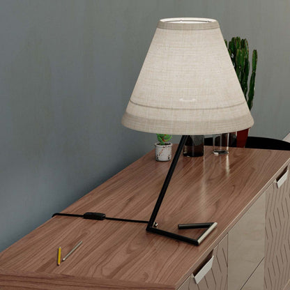 23 Table à base angulaire noire avec abat-jour conique | Lampe de table noire de 23 po à base angulaire avec abat-jour conique