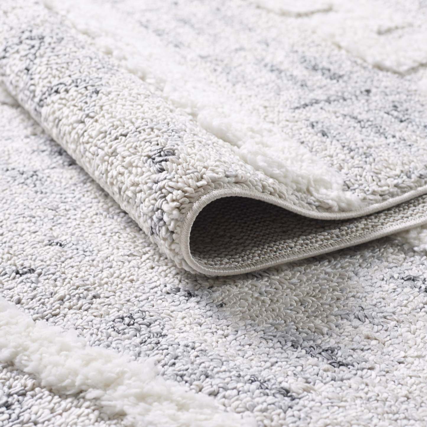 Lola Geo Marocain Cream Shag Area Rug - 6'7 x 9'6|Carpette à poil long Lola crème à motif marocain géométrique - 6 pi 7 po x 9 pi 6 po