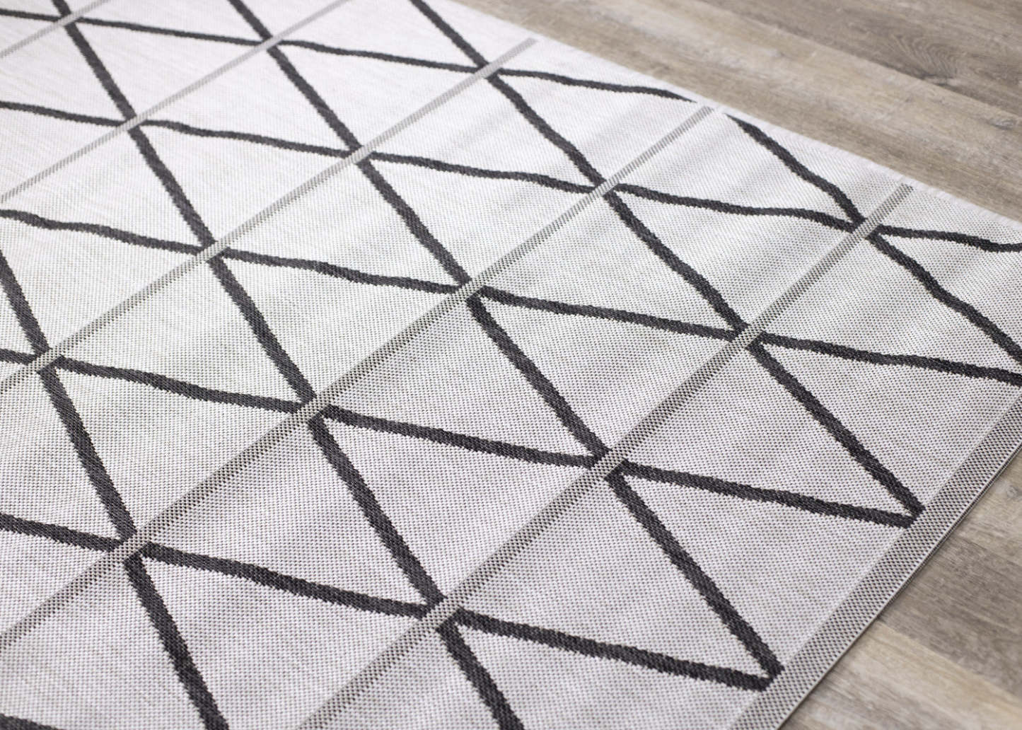 Jackson Diamond Indoor/Outdoor Area Rug - 7'10 x 10'6|Carpette Jackson à motif de diamants pour l'intérieur et l'extérieur - 7 pi 10 po x 10 pi 6 po