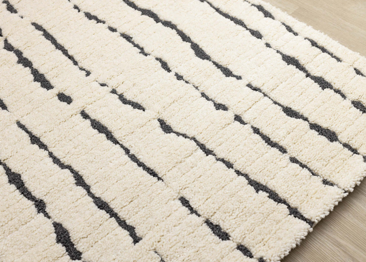Teagan Plush Pile Cream Black Vertical Lines Area Rug - 5'3 x 7'7|Carpette à poil moelleux Teagan crème et noire à motif de rayures verticales - 5 pi 3 po x 7 pi 7 po