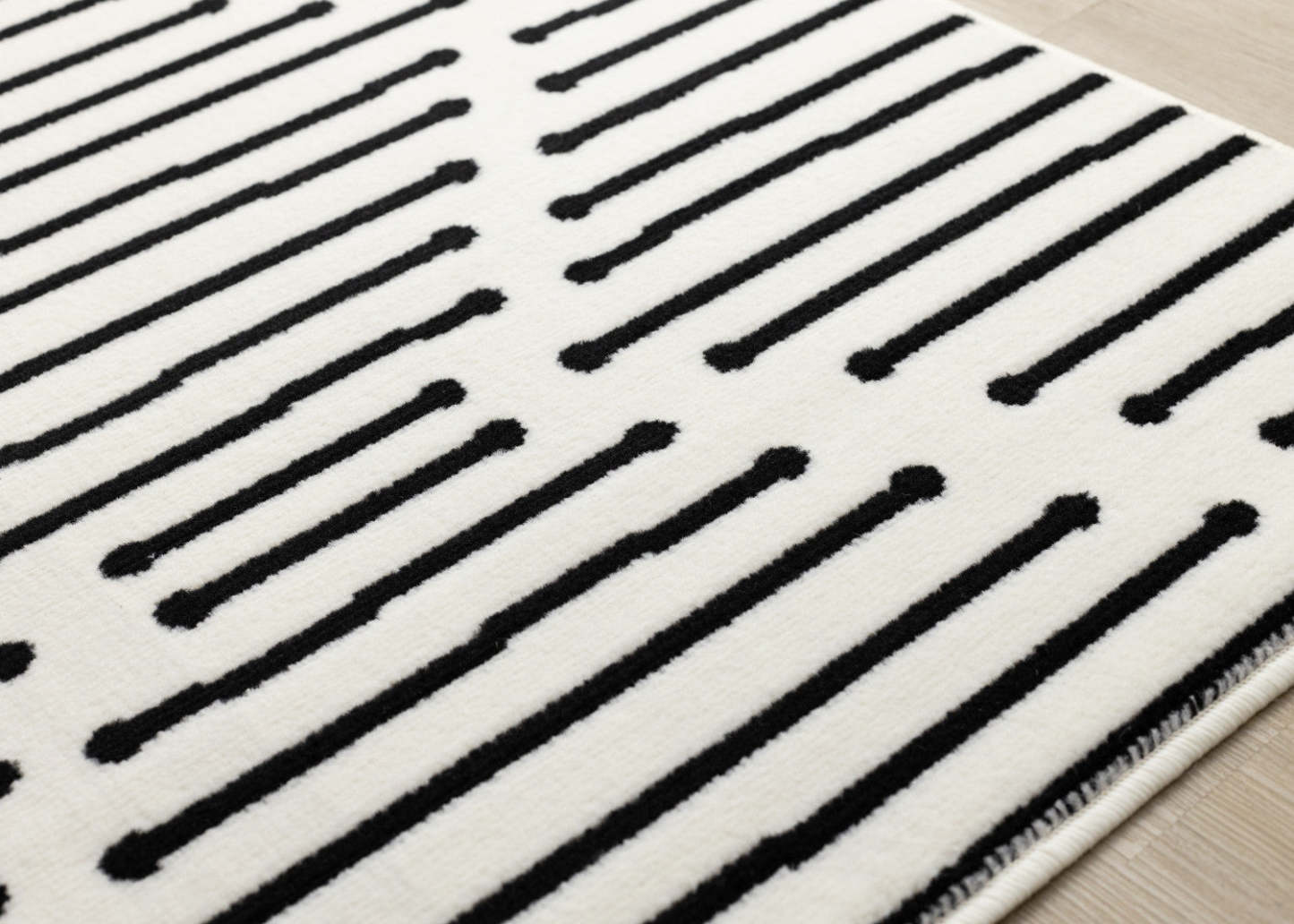 Forte Black White Stripes Area Rug - 4'7 x 6'7|Tapis Forte noir et blanc à rayures - 4 pi 7 po x 6 pi 7 po