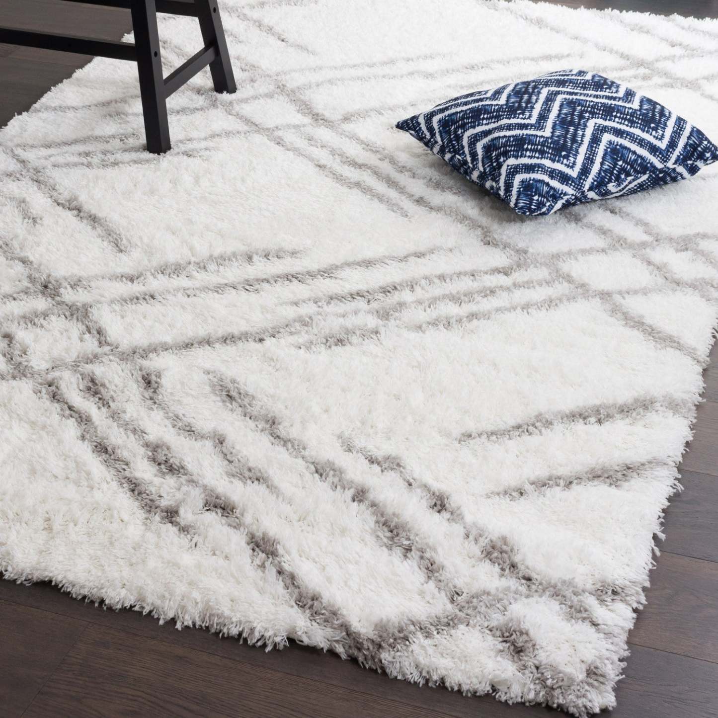 Ker White Lines 3x5 Area Rug|Carpette Ker blanche à rayures 3 x 5|D80GLQTV