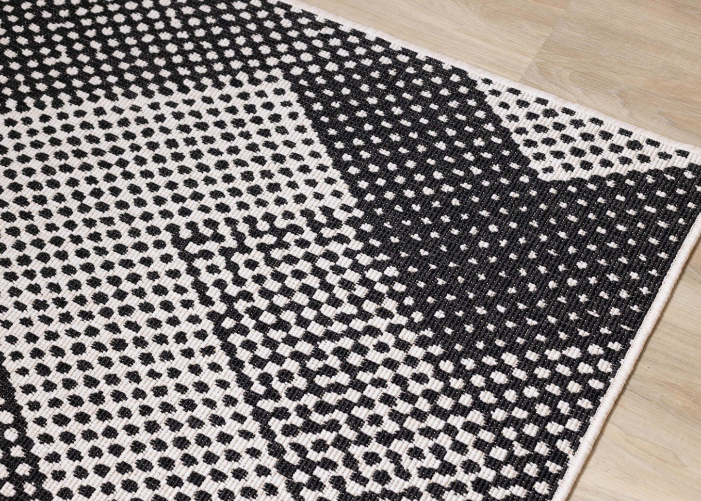 Brooke Two-Sided Chevron Outdoor Area Rug - 7'10 x 11'2|Carpette Brooke à motif de chevron recto verso pour l'extérieur - 7 pi 10 po x 11 pi 2 po