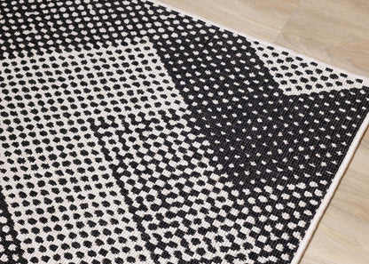 Brooke Two-Sided Chevron Outdoor Area Rug - 7'10 x 11'2|Carpette Brooke à motif de chevron recto verso pour l'extérieur - 7 pi 10 po x 11 pi 2 po