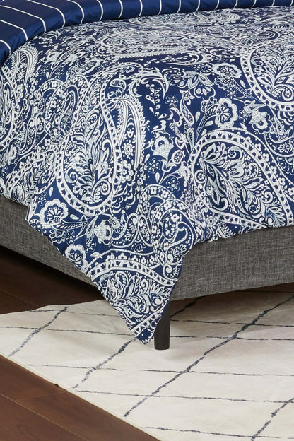 Lochlan 3-Piece King Comforter Set - Navy and White | Ensemble d’édredon Lochlan 3 pièces pour très grand lit - bleu marine et blanc