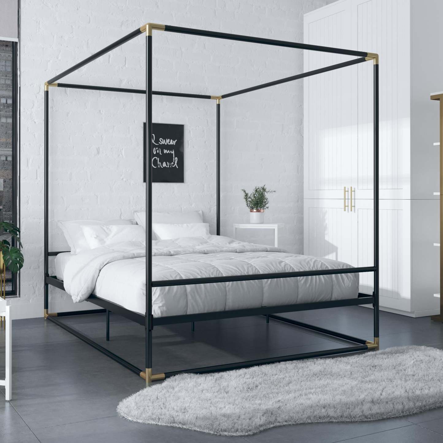Cosmoliving By Cosmopolitan Celeste Canopy Metal Queen Bed - Black/Gold|Grand lit à baldaquin Celeste de Cosmoliving By Cosmopolitan en métal - noir et doré