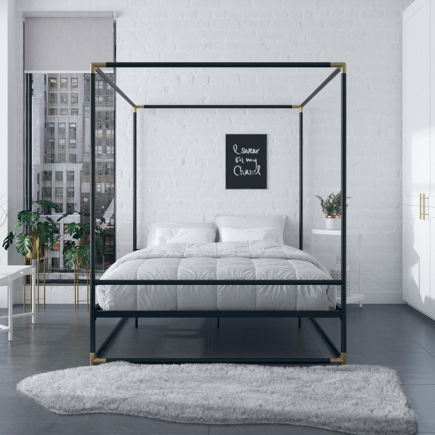 Cosmoliving By Cosmopolitan Celeste Canopy Metal Queen Bed - Black/Gold|Grand lit à baldaquin Celeste de Cosmoliving By Cosmopolitan en métal - noir et doré