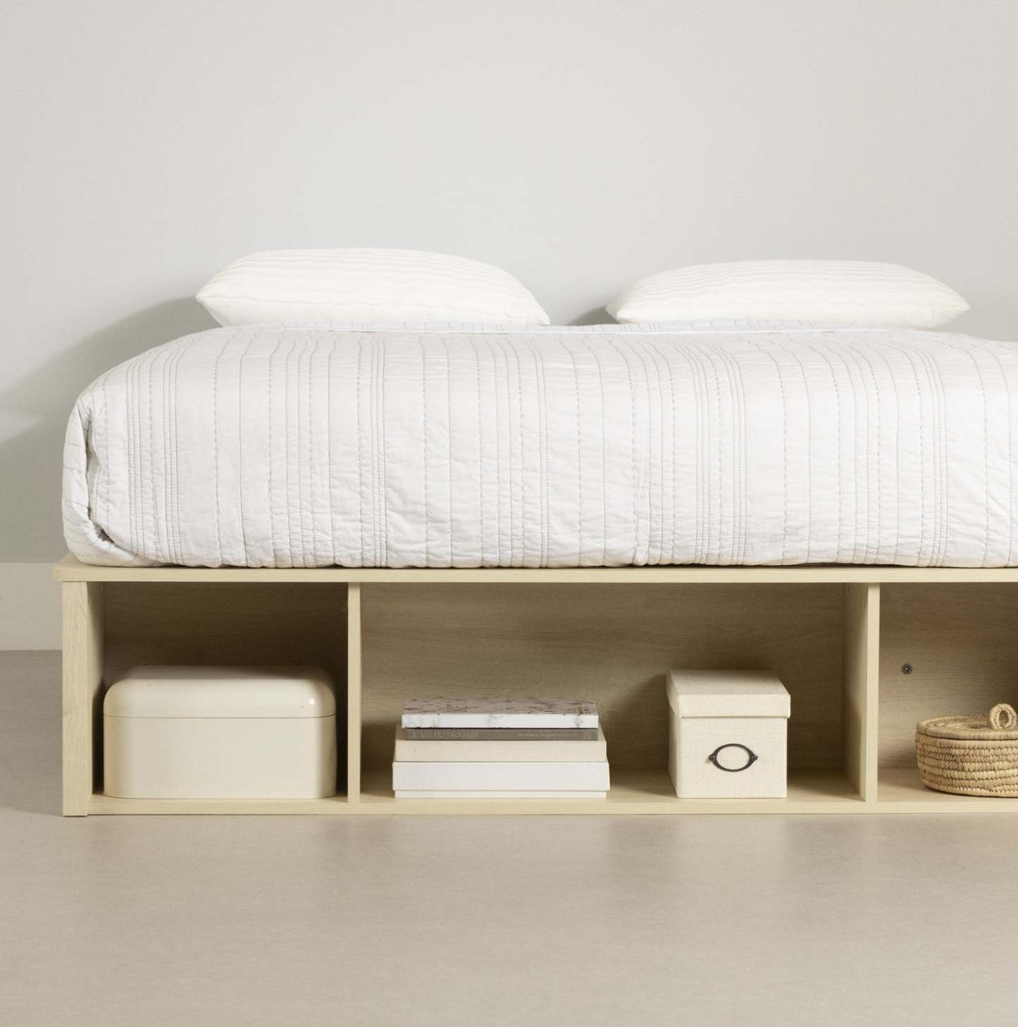 Avilla Storage Platform Bed With Wicker Baskets - Bleached Oak  |  Avilla Lit Avec Paniers De Rangement En Osier Inclus - Chene Blanchi