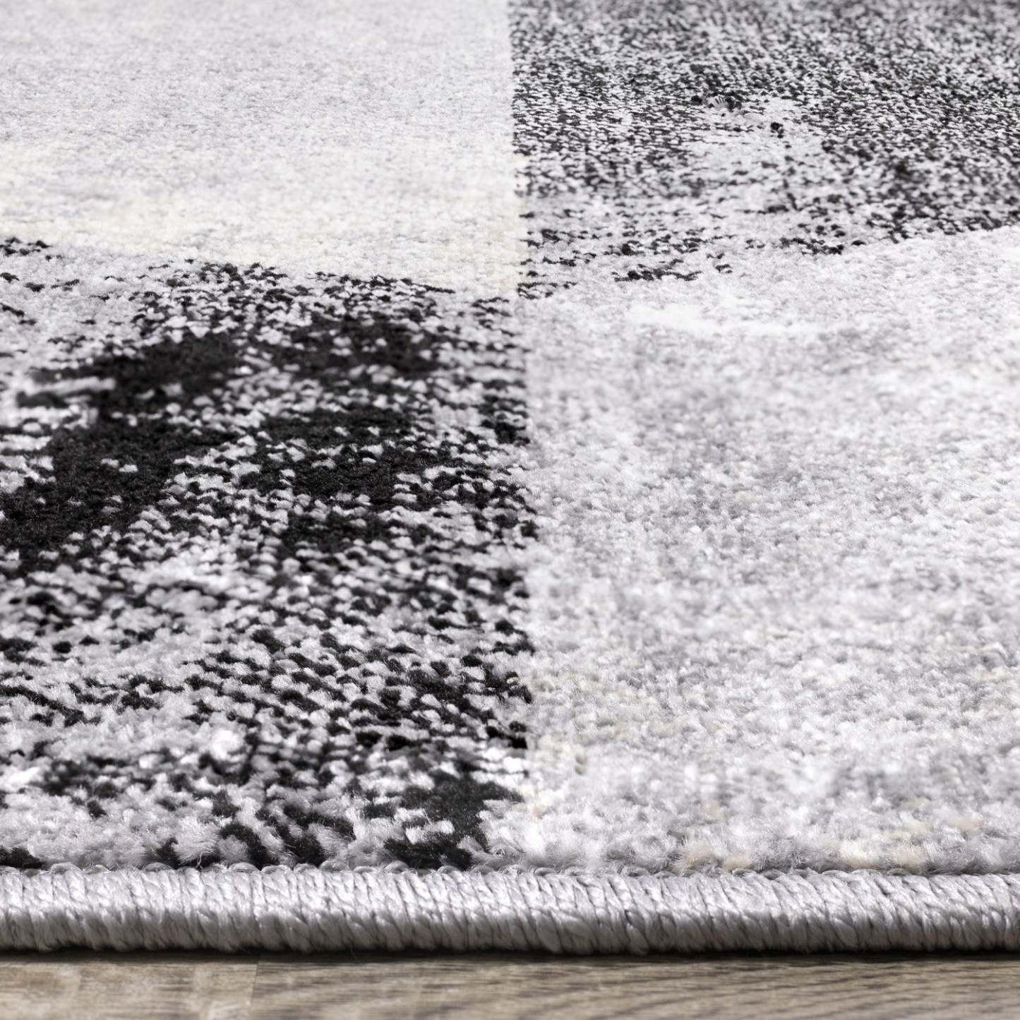 Covington Distressed Triangles Area Rug - 2'0 x 3'11|Tapis Covington à motifs de triangles vieillis - 2 pi x 3 pi 11 po