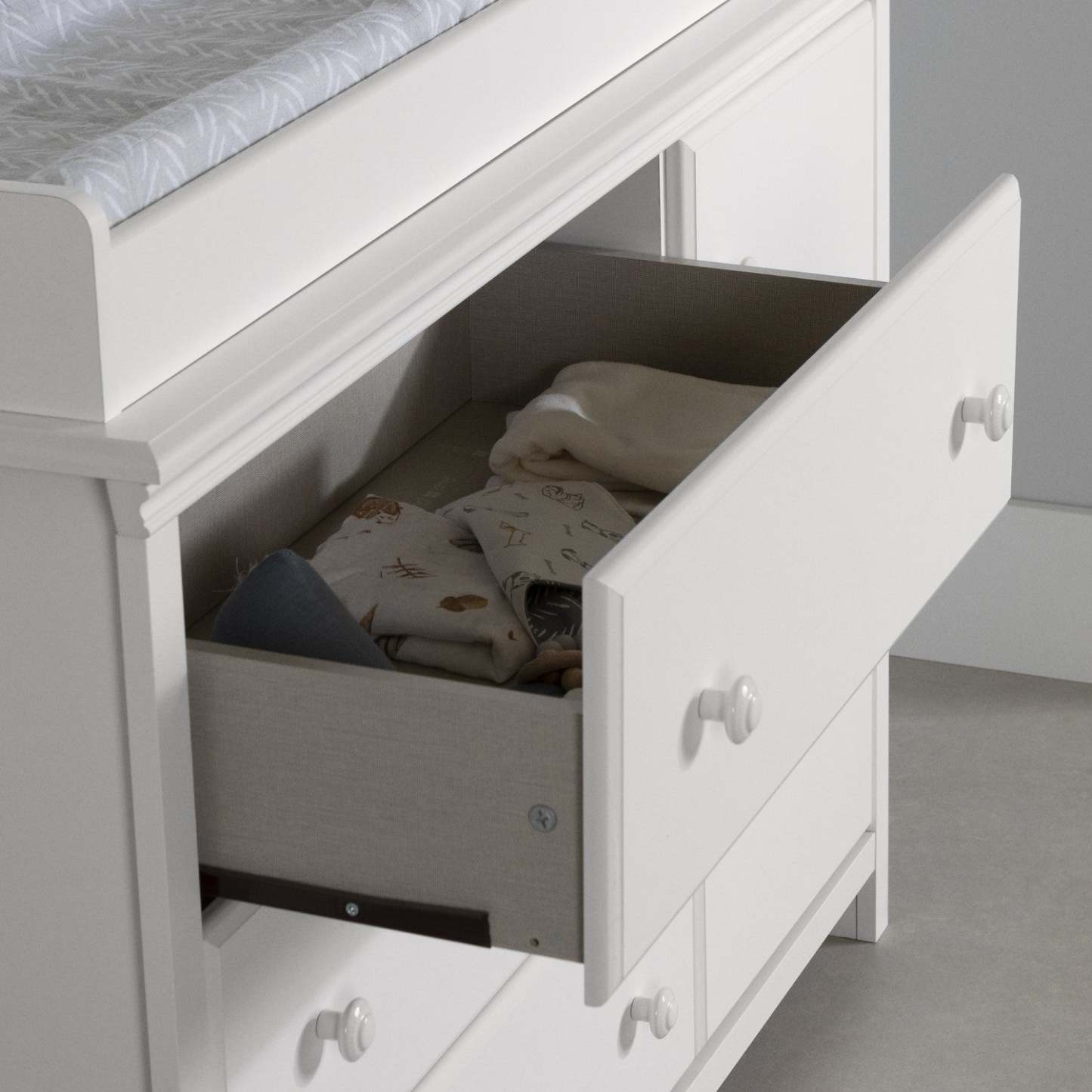 Cotton Candy Changing Table With Removable Changing Station - Pure White | Cotton Candy Table A Langer Avec Pourtour Amovible - Blanc Solide