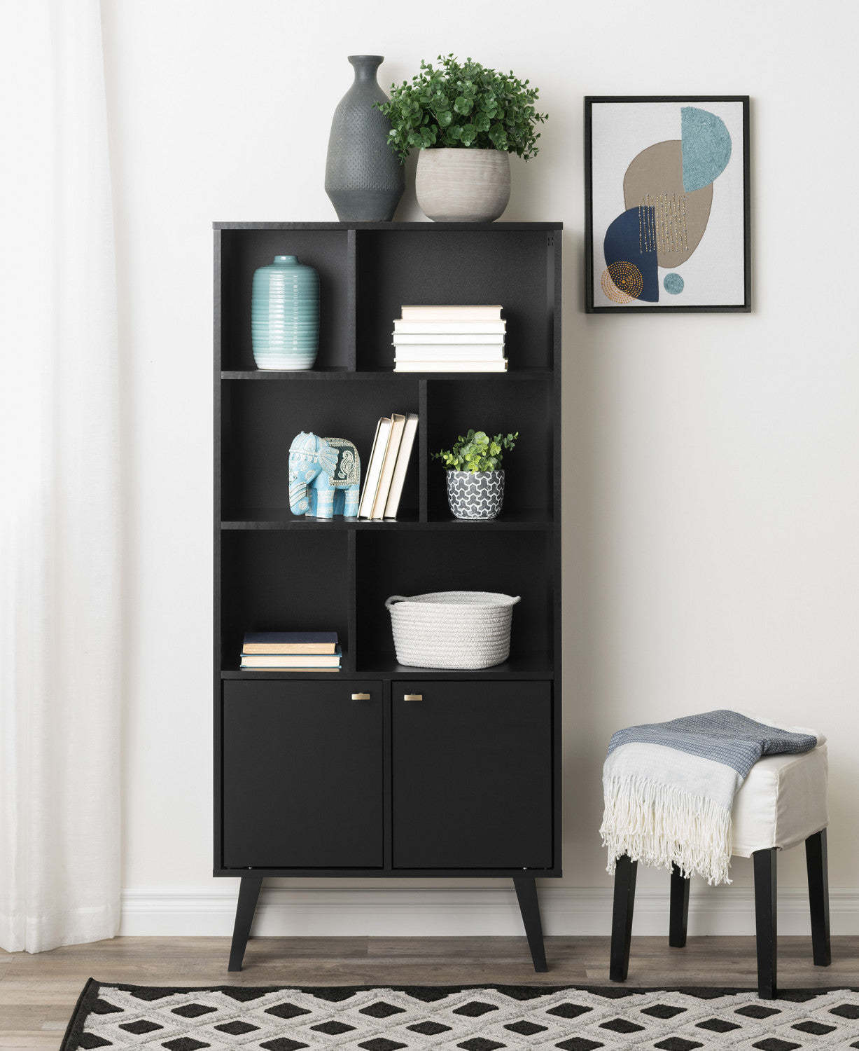 Bibliothèque moderne Milo Mid-Century avec 6 étagères, 2 portes et boutons au fini laiton brossé - Noir|Bibliothèque moderne du milieu du 20e siècle Milo avec 6 tablettes, 2 portes et poignées au fini laiton brossé - noire