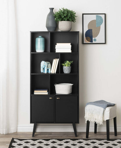 Bibliothèque moderne Milo Mid-Century avec 6 étagères, 2 portes et boutons au fini laiton brossé - Noir|Bibliothèque moderne du milieu du 20e siècle Milo avec 6 tablettes, 2 portes et poignées au fini laiton brossé - noire