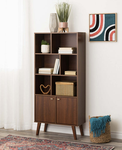 Bibliothèque moderne Milo Mid-Century avec 6 étagères, 2 portes et boutons au fini laiton brossé - Cerisier|Bibliothèque moderne du milieu du 20e siècle Milo avec 6 tablettes, 2 portes et poignées au fini laiton brossé - cerisier